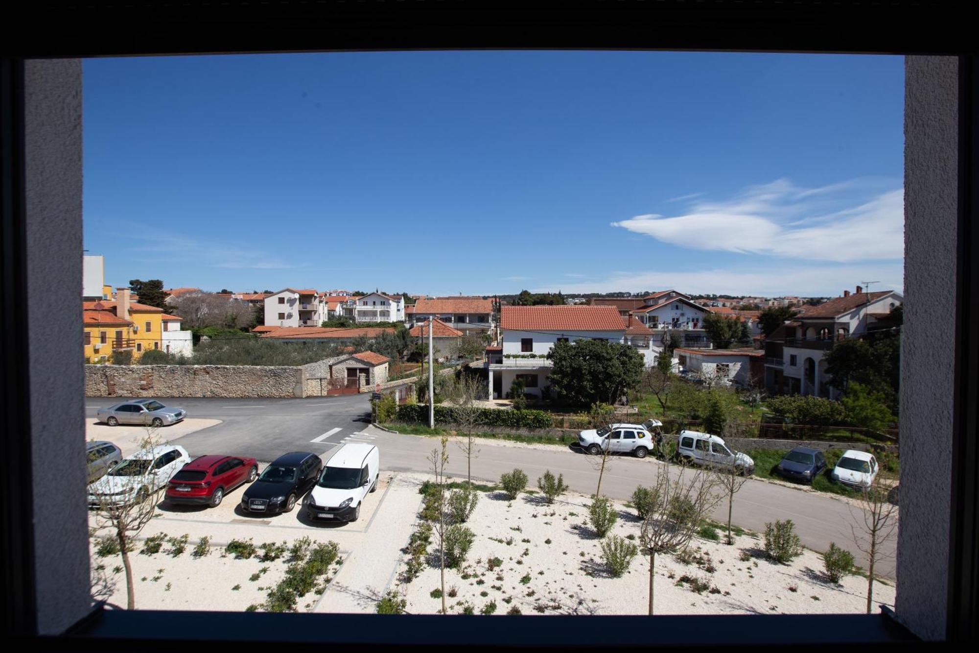 Ag With Balcony And Garage *