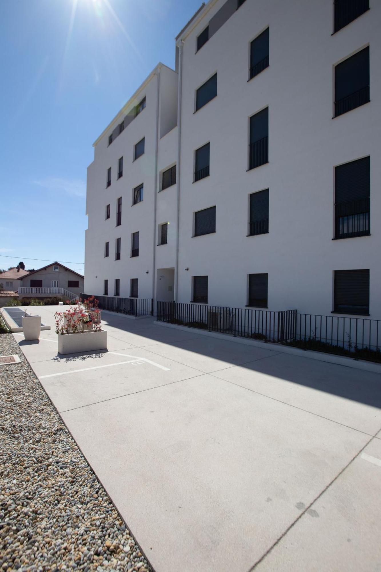 Ag With Balcony And Garage Apartament *