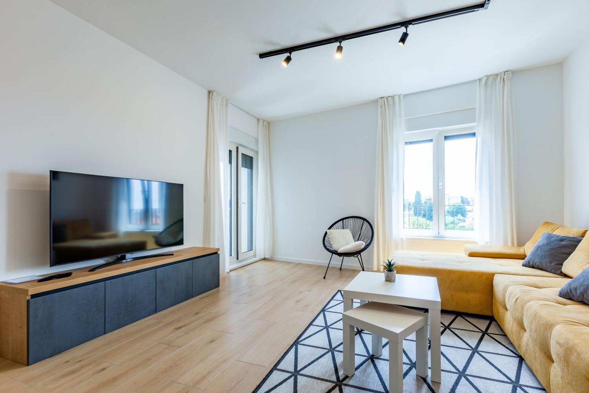 Ag With Balcony And Garage Apartament